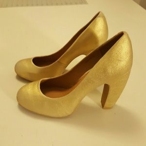 Gold pumps