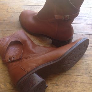 NWOT Clarks Artisan Boots