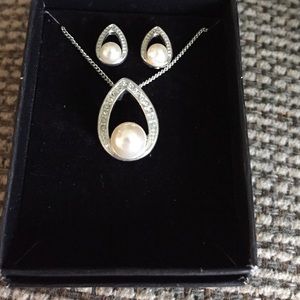 Teardrop necklace with pearl and diamond accents