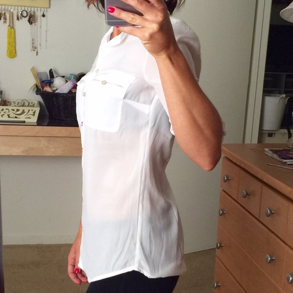 🎀SOLD IN BUNDLE🎀 NWT! H&M Button Up Chiffon Top - Picture 3 of 3