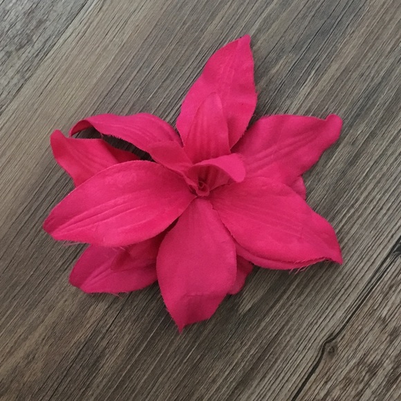 Hot pink flower brooch - Picture 1 of 2