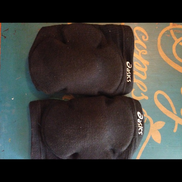 Black knee pads