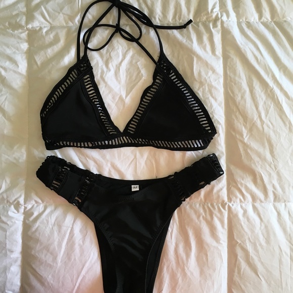 Black cheeky bikini