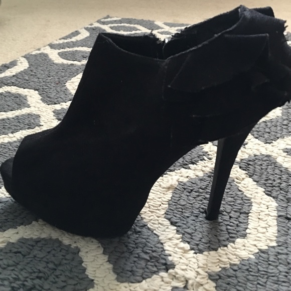 Peep toe bootie