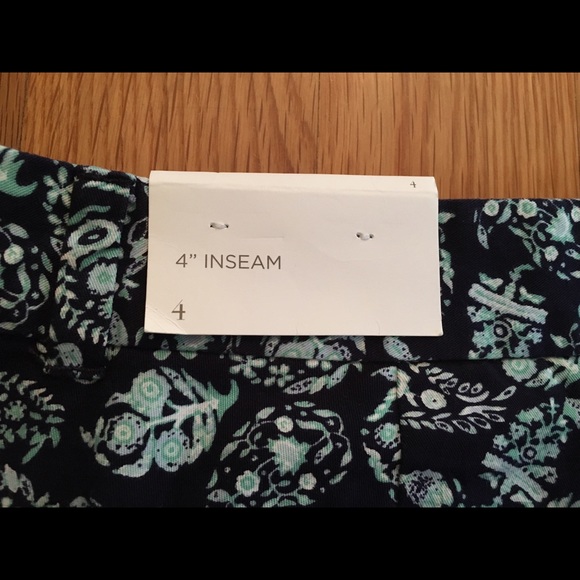 Loft Shorts Size 4 🎀 - Picture 2 of 3