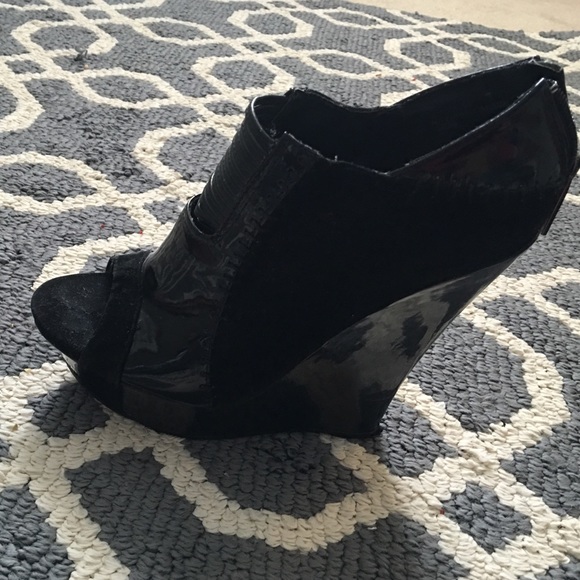 Black wedges