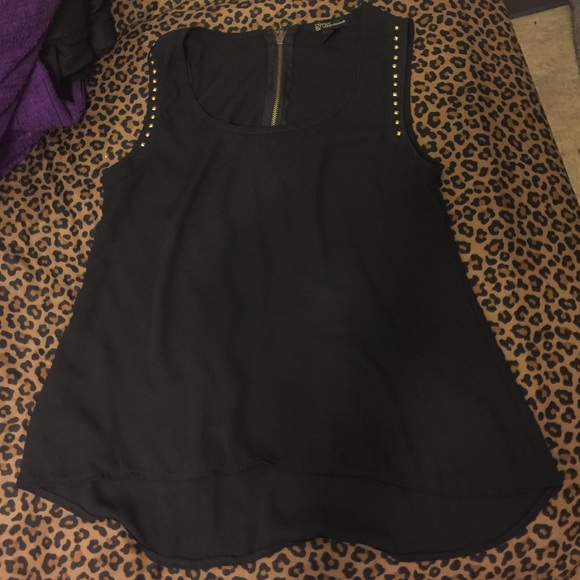 Black high low shirt