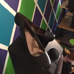 Söfft black leather closed toe heels