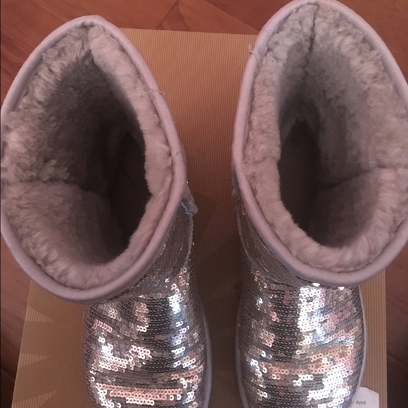Lightly used sparkly silver UGGs. Women's size 8 - Picture 3 of 4