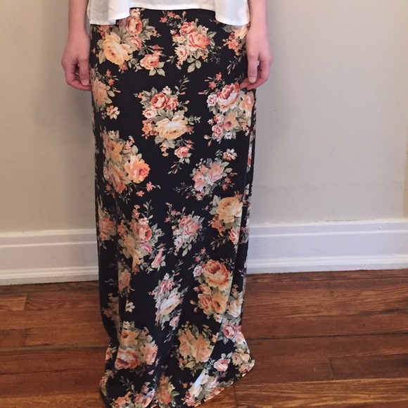 1 left!! Host pick 10/19 Black floral maxi - Picture 3 of 4
