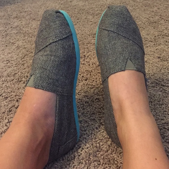 Brown pattern TOMS with blue soles