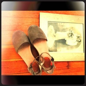 Adorable GeeWawa gray suede wedge shoes size 9