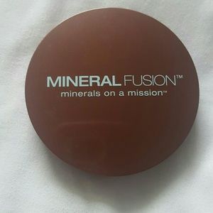Mineral fusion pressed power foundation
