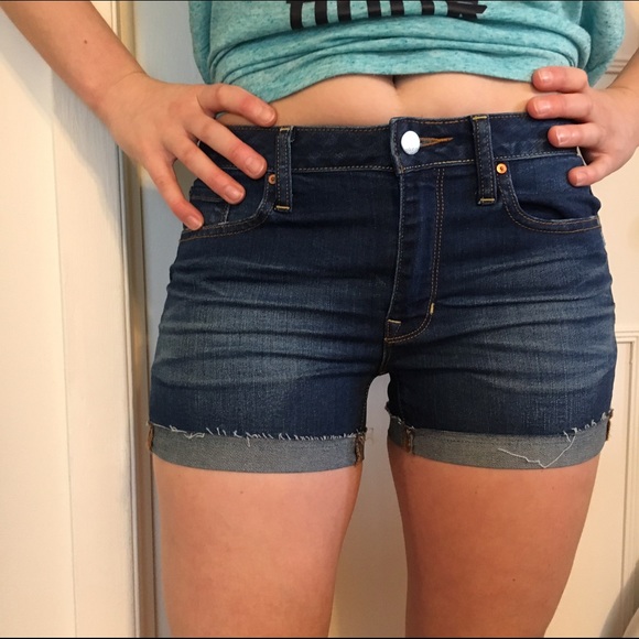 Dark wash, slim cut-offs
