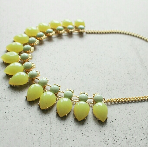 Green teardrop statement necklace - Picture 2 of 4