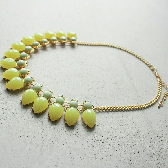 Green teardrop statement necklace - Picture 3 of 4