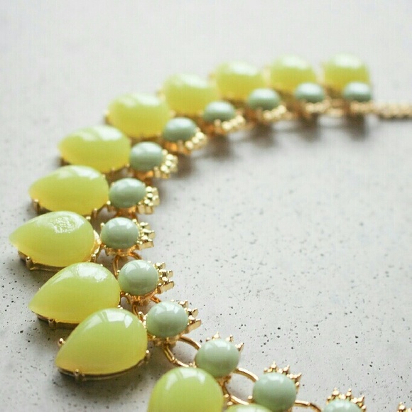 Green teardrop statement necklace - Picture 4 of 4