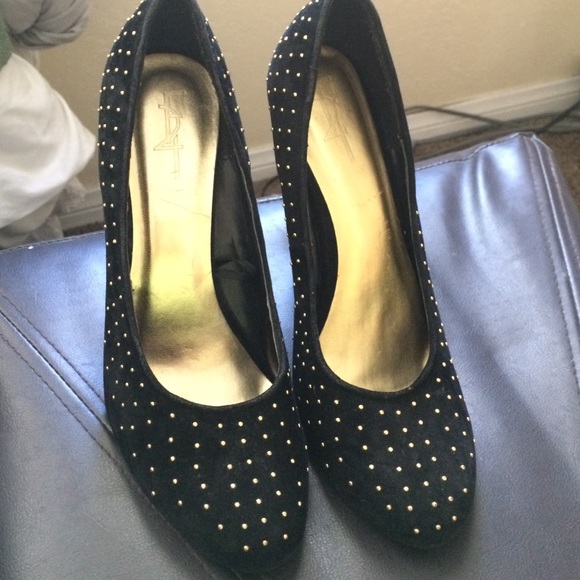 Gold studded pumps - Picture 1 of 4