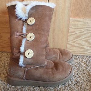 Tall chestnut ugg boots with buttons. Size 7.