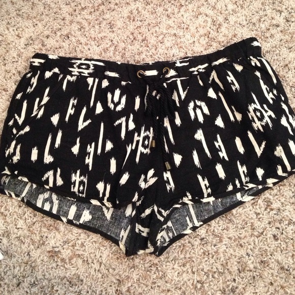 Drawstring tribal print shorts