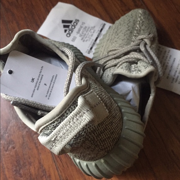 Brand new yeezy 350 authentic men's size 5 - Picture 3 of 3