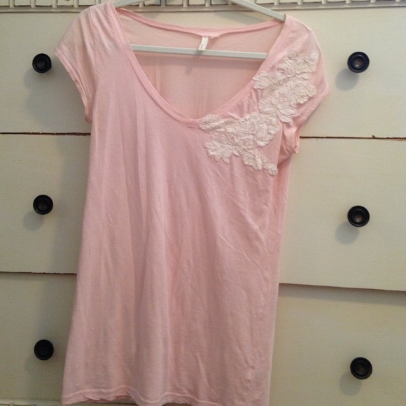 Frenchi light pink v-neck w/ floral detail