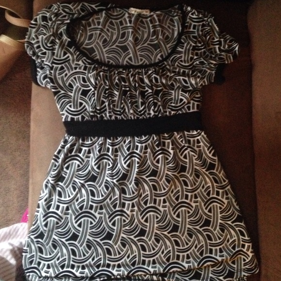 Back and white weave pattern tie back blouse - Picture 1 of 4