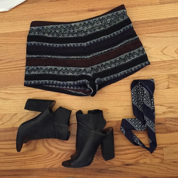 Woven high waisted shorts size M
