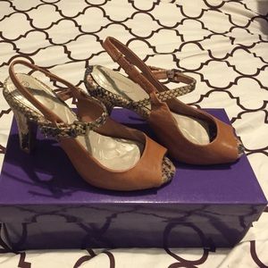 Crocodile/tan shoes. Very comfortable!