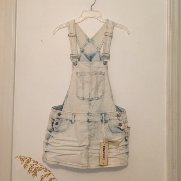 Brand new denim skirt. Size: 7 (small would fit).