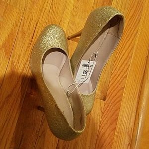 **SOLD** Massimo Gold Paisley Pump