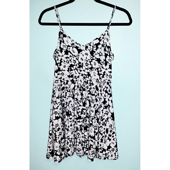💀SOLD💀B&W Floral Short & Flirty Sundress - Picture 2 of 4