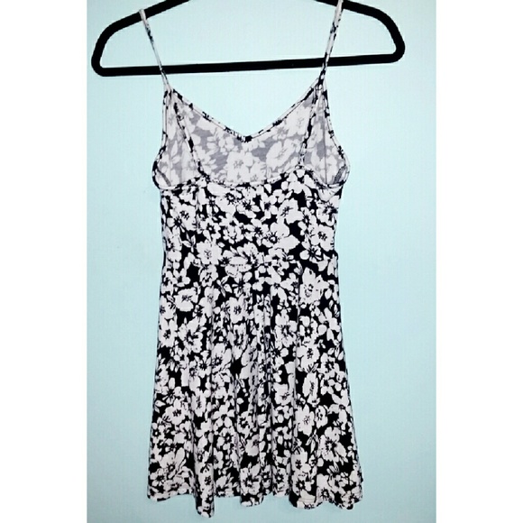 💀SOLD💀B&W Floral Short & Flirty Sundress - Picture 3 of 4