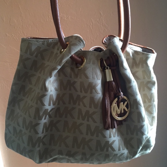 Like new • Michael Kors handbag!