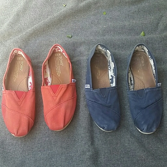 2 pairs of toms shoes