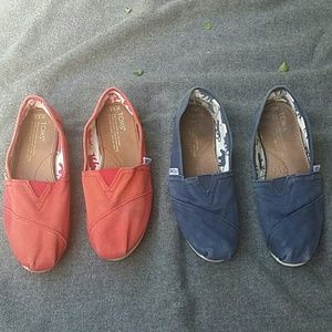 2 pairs of toms shoes