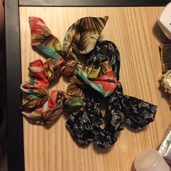 URBAN OUTFITTERS Wired Head Bows