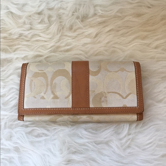 **Closet Clear Out Weekend**Coach wallet