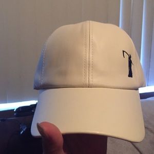 Adjustable stay low key hat