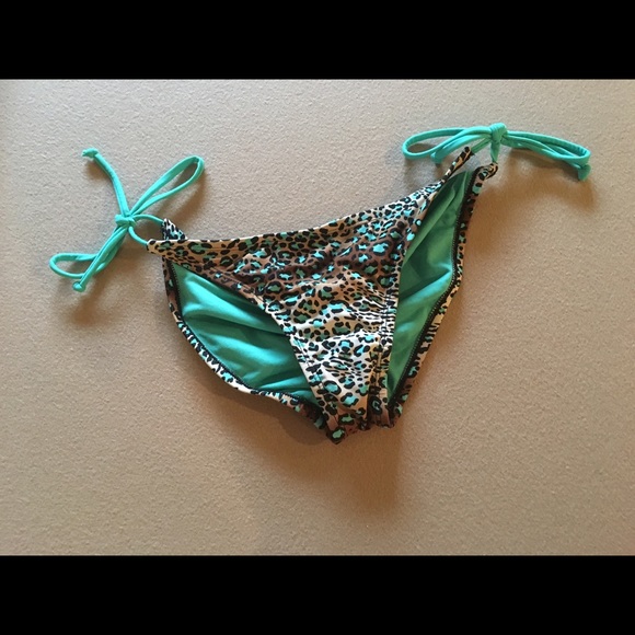 Scrunch back leopard bikini bottoms