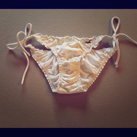 Scrunch back white bikini bottoms