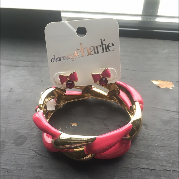 **DONATING AT THE END OF MAY!! Jewelry set.