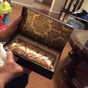 Small clutch or it can go over the shoulder .