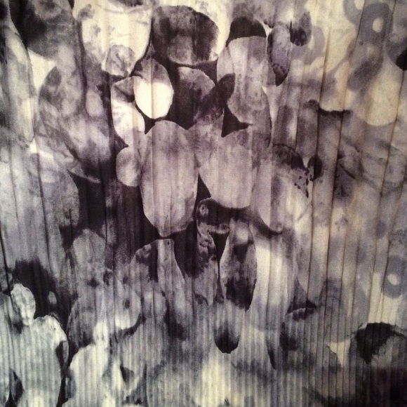 Cute blouse! - Picture 3 of 3