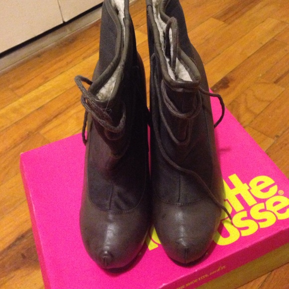 Charcoal boot pumps