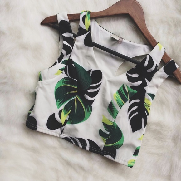 Boutique  Tops - •Leaf Print White Crop Top•
