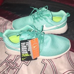 Women's Nike Teal Roshes, Size 7.
