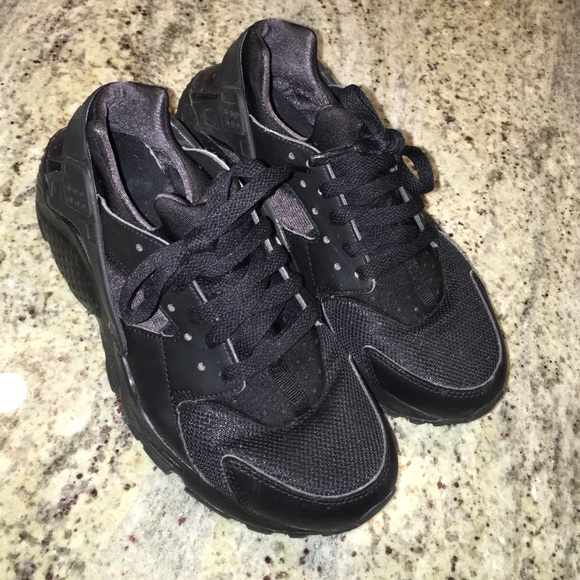 Black Nike Huaraches