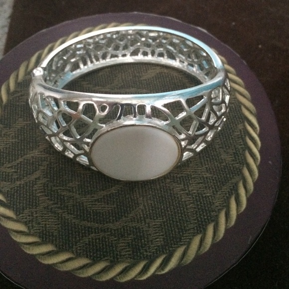 Silver bracelet with imitation pearl.