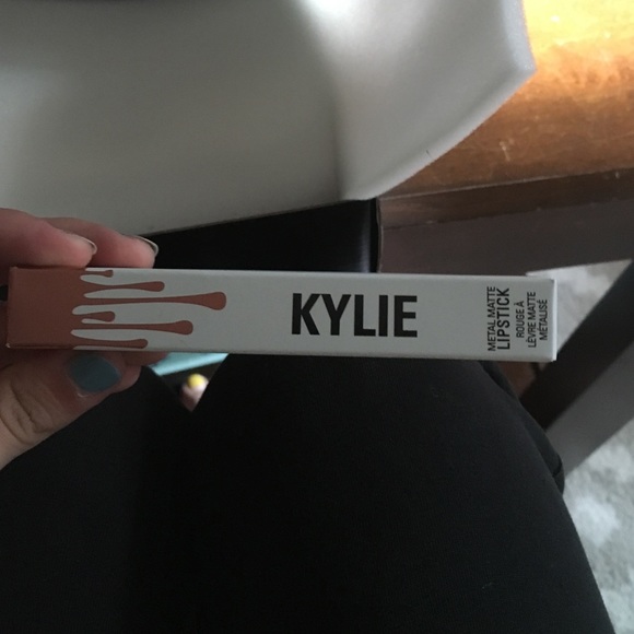 Kylie Jenner lip kit. King K metallic lipstick - Picture 2 of 3